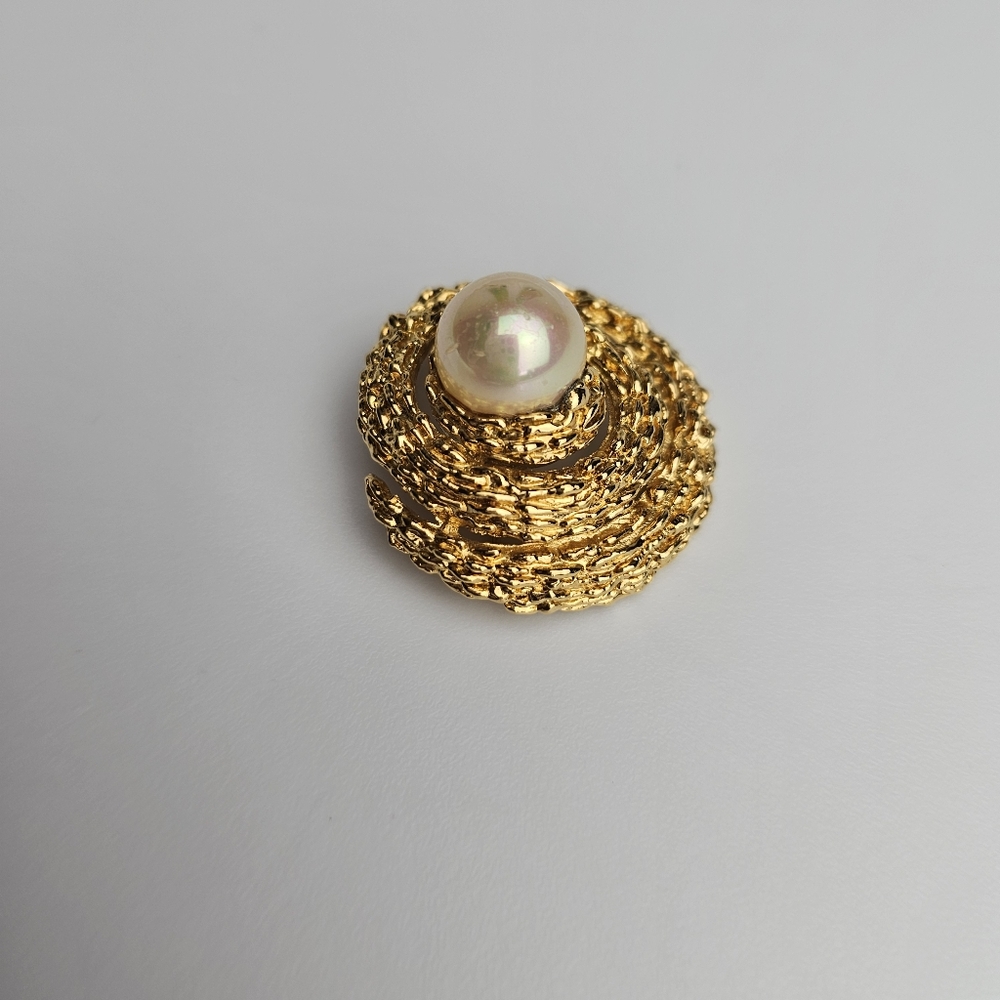 Vtg Gold Tone Crown Trifari Textured Spiral With Large Faux Pearl Brooch Signed - Picture 4 of 10